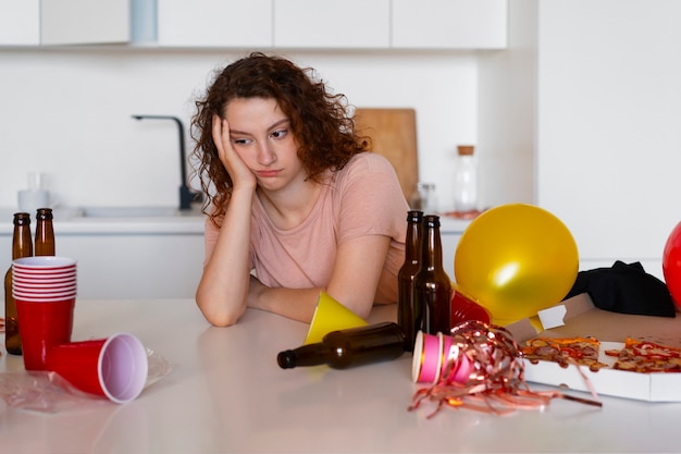 Kostenloses Foto teenager hat ein katerritual