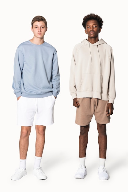 Kostenloses Foto teenager im blauen pullover und beige für streetwear-bekleidungs-shooting