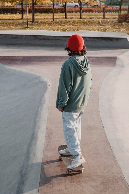 Teenager im Skatepark