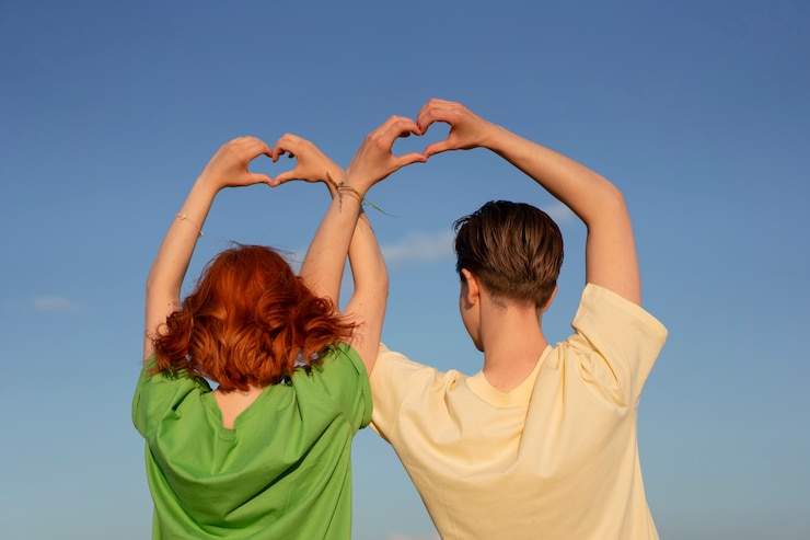 Kostenlose Foto teenager in mittlerer einstellung sind freunde