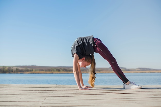 Kostenloses Foto teenager in radposition am pier