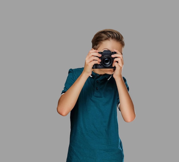 Teenager-Junge, der Fotos mit einer professionellen Kamera macht.