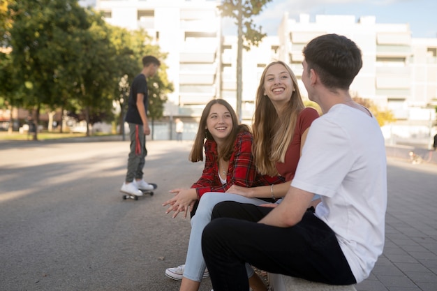 Kostenloses Foto teenager-lifestyle in der stadt