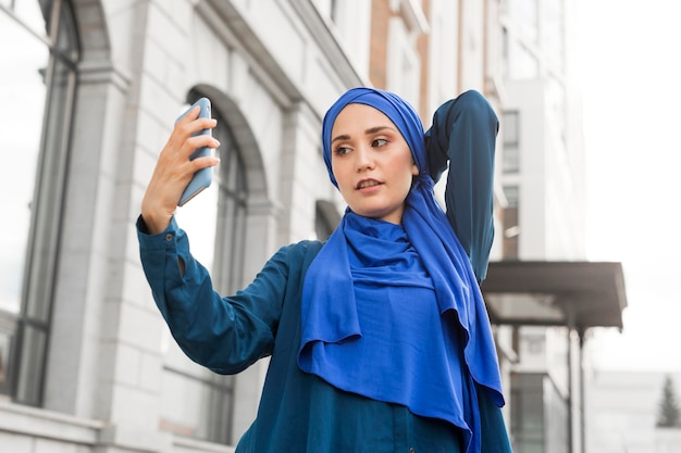 Teenager-Mädchen, das ein Selfie draußen nimmt