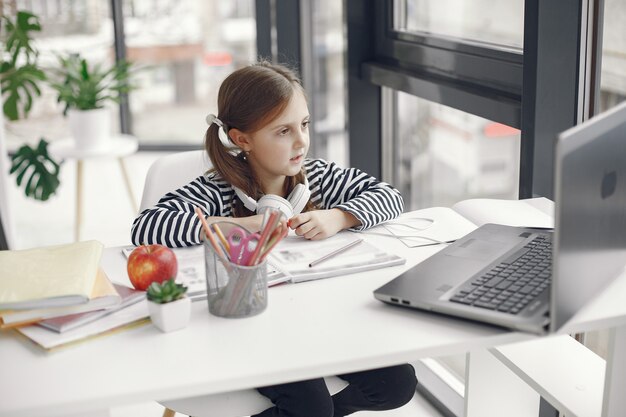 Teenager-Mädchen, das Laptop betrachtet. Kinder in der Quarantäne-Isolationsphase während der Pandemie. Heimunterricht. Soziale Distanzierung. Online-Schultest.