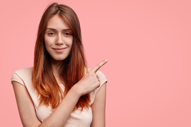 Teenager-Mädchen, das rosa T-Shirt trägt