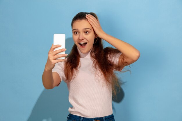 Teenager-Mädchen, das selfie nimmt