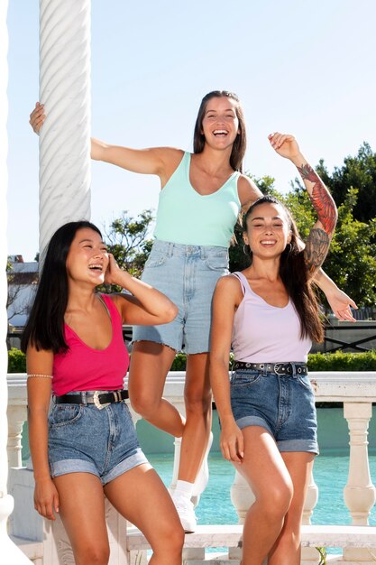 Teenager-Mädchen haben Spaß im Sommer