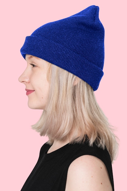 Teenager-Mädchen im blauen Beanie-Profilporträt für Street-Fashion-Shooting