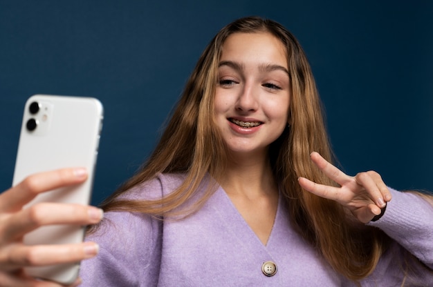 Teenager-mädchen macht ein selfie