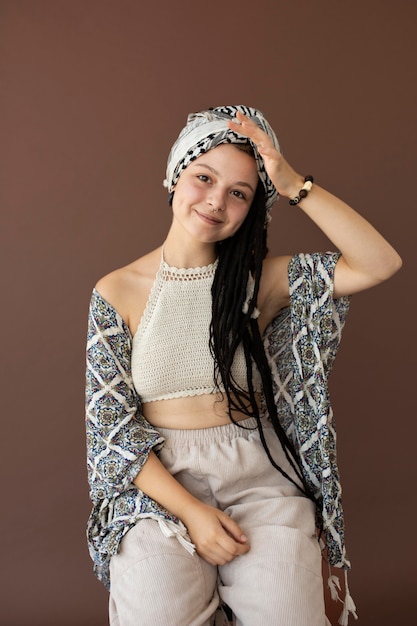 Teenager-Mädchen mit Hippie-Kleidung und Dreadlocks