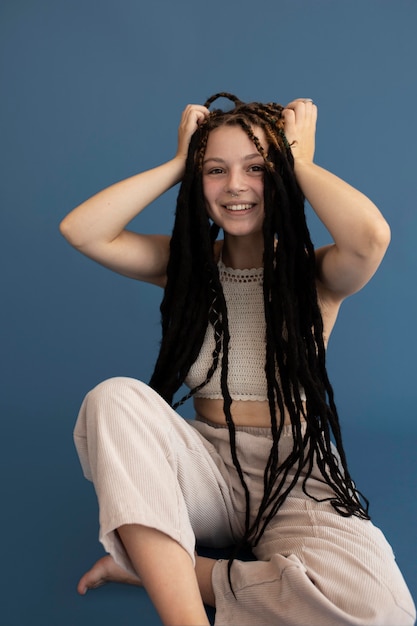 Kostenloses Foto teenager-mädchen mit hippie-kleidung und dreadlocks