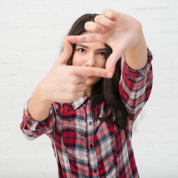 Kostenloses Foto teenager mädchen posiert