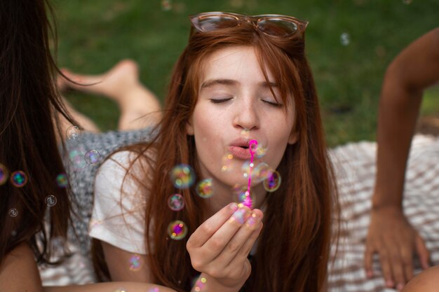 Teenager-Mädchen spielt mit Seifenblasen