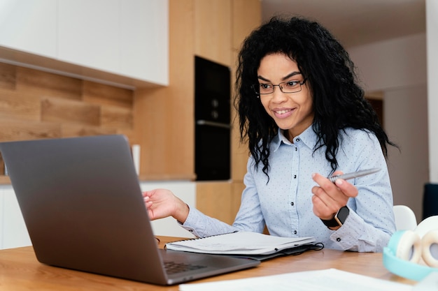 Teenager-Mädchen zu Hause während der Online-Schule mit Laptop