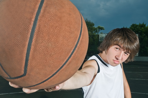 Teenager mit Basketball