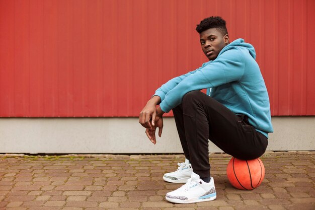 Teenager mit einem Basketballball