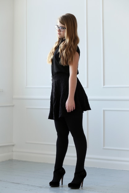 Teenager mit elegantem Kleid