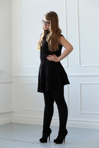 Teenager mit elegantem Kleid