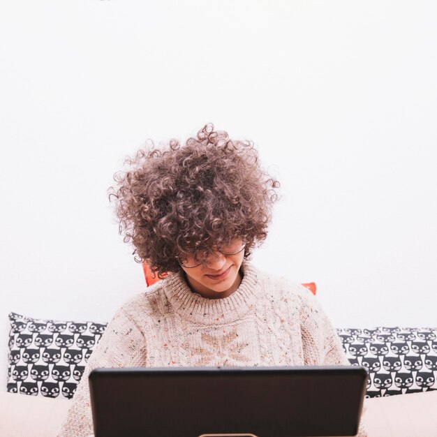 Teenager mit Laptop