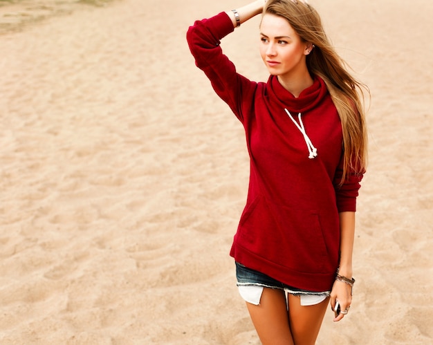 Teenager mit roten Sweatshirt und kurze Hosen