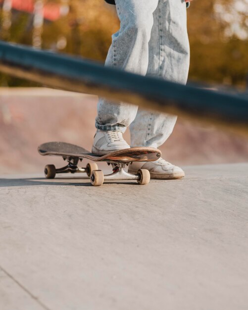 Teenager mit Skateboard im Park