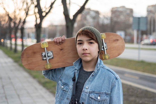 Kostenloses Foto teenager mit skateboard