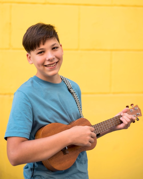 Teenager spielt Ukulele