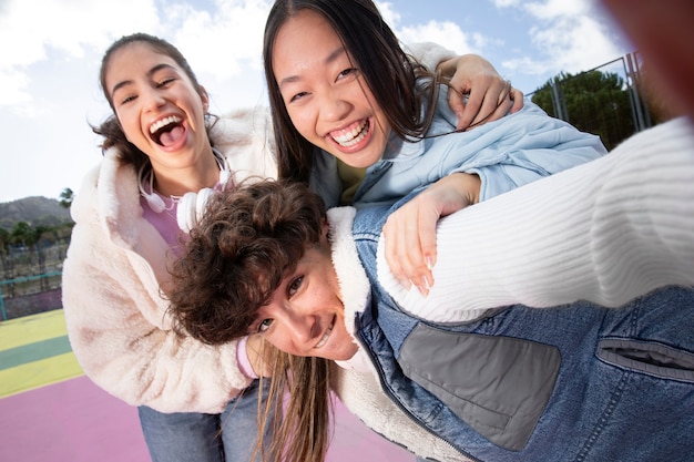 Teenagerfreunde, die zusammen Spaß haben