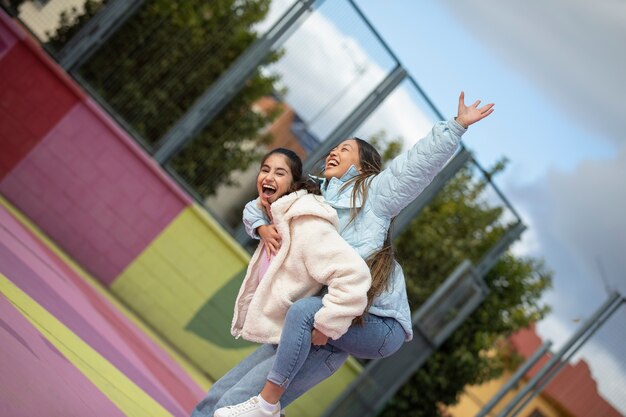 Teenagerfreunde, die zusammen Spaß haben