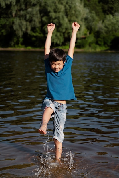 Teenagerjunge, der Spaß im Sommer hat