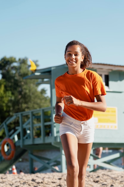 Teenagermädchen, das Spaß im Sommer hat