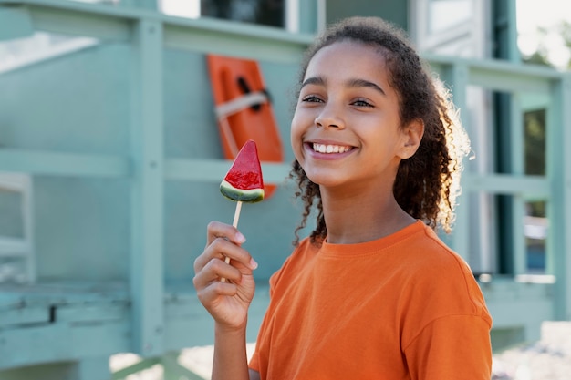 Teenagermädchen, das Spaß im Sommer hat