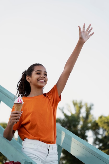 Teenagermädchen, das Spaß im Sommer hat