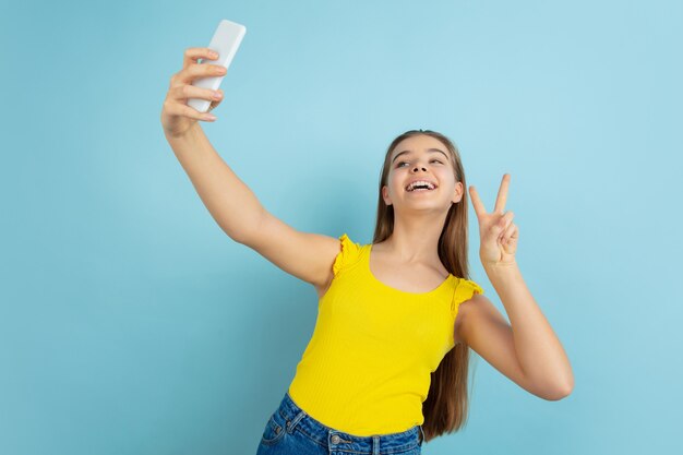 Teenie-Mädchen, das selfie nimmt