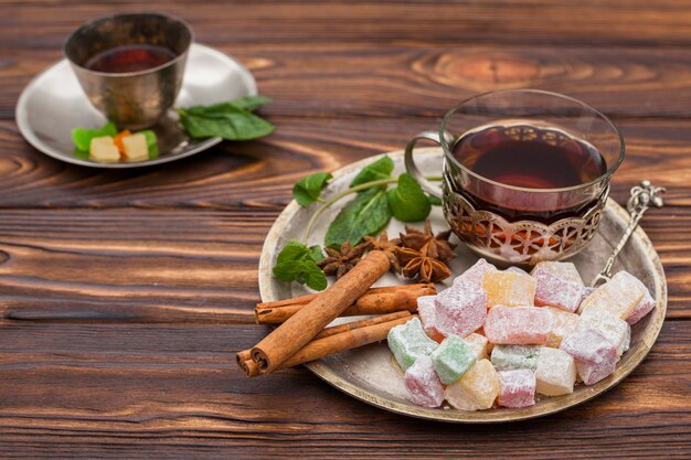 Teeschale mit türkischer Freude auf Holztisch