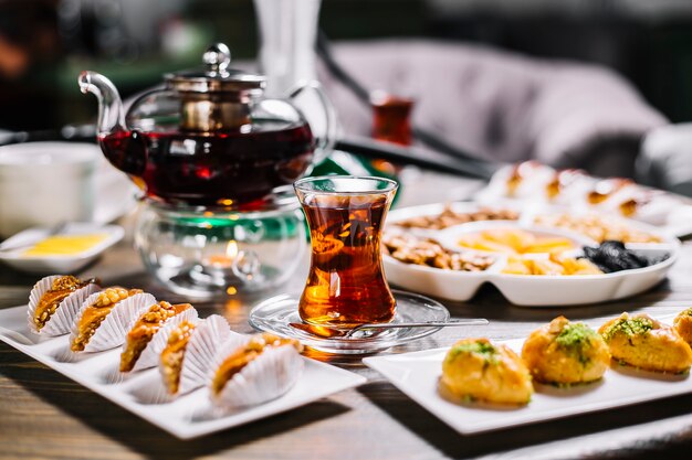 Teeset pakhlava Trockenfrüchte Nüsse Teekanne und Nationalglas _armudy_ Seitenansicht