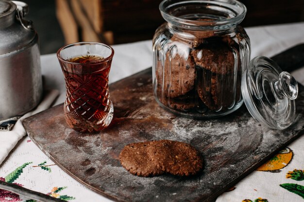 Teezeit mit Keksen Kekse braun