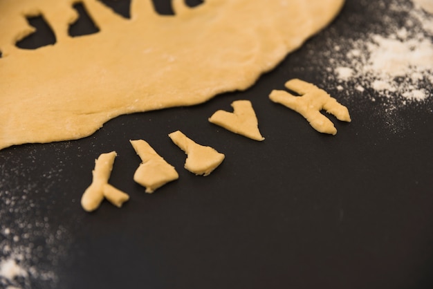 Kostenloses Foto teig buchstaben in der nähe von mehl