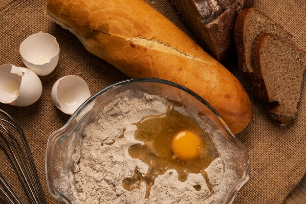 Teig machen und Roggenbrot mit Baguette. Ansicht von oben.