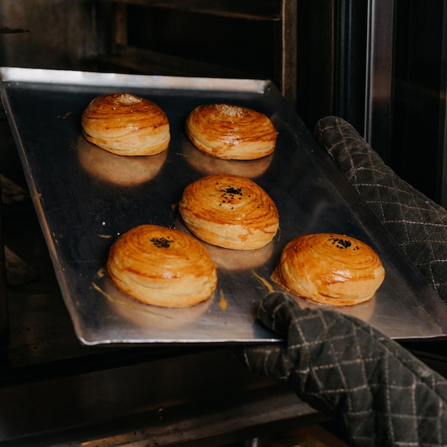 Kostenloses Foto teig qogal mahlzeit gebäck in der herstellung von teig süßes brötchen in silber backblech