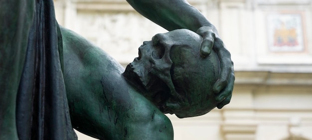Kostenloses Foto teil der bronzeskulptur des mannes mit schädel