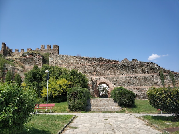Kostenloses Foto teil der byzantinischen mauer von thessaloniki, griechenland