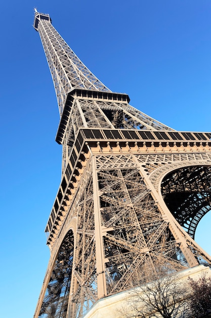 Teil des berühmten Eiffelturms in Paris