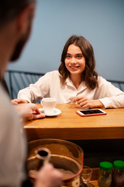 Teilhaber, die an der Kaffeestube sich treffen