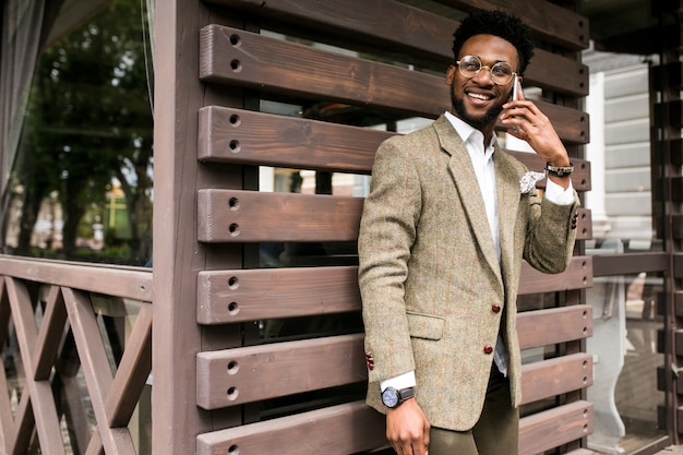 Telefon afrikanischen Geschäftsmann glückliches Geschäft