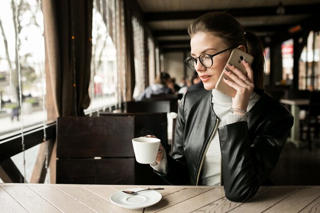 Telefon Geschäft glückliche Frau Hipster