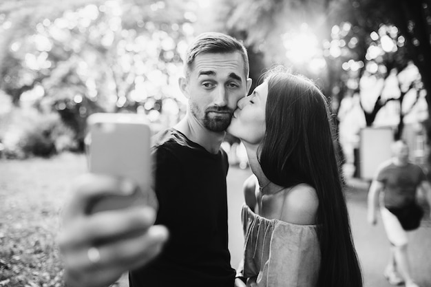 Telefon gut aussehendes Sommer Menschen Glück