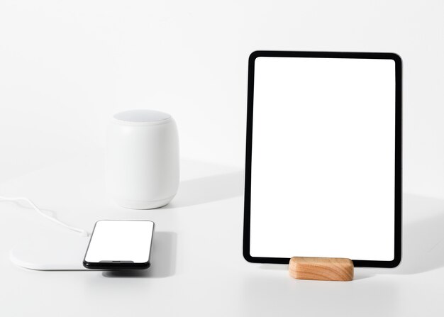 Telefon und Tablet mit innovativer Technologie für intelligente Lautsprecher