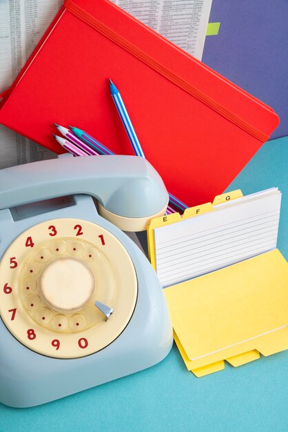 Telefonbuch und Telefon des hohen Winkels